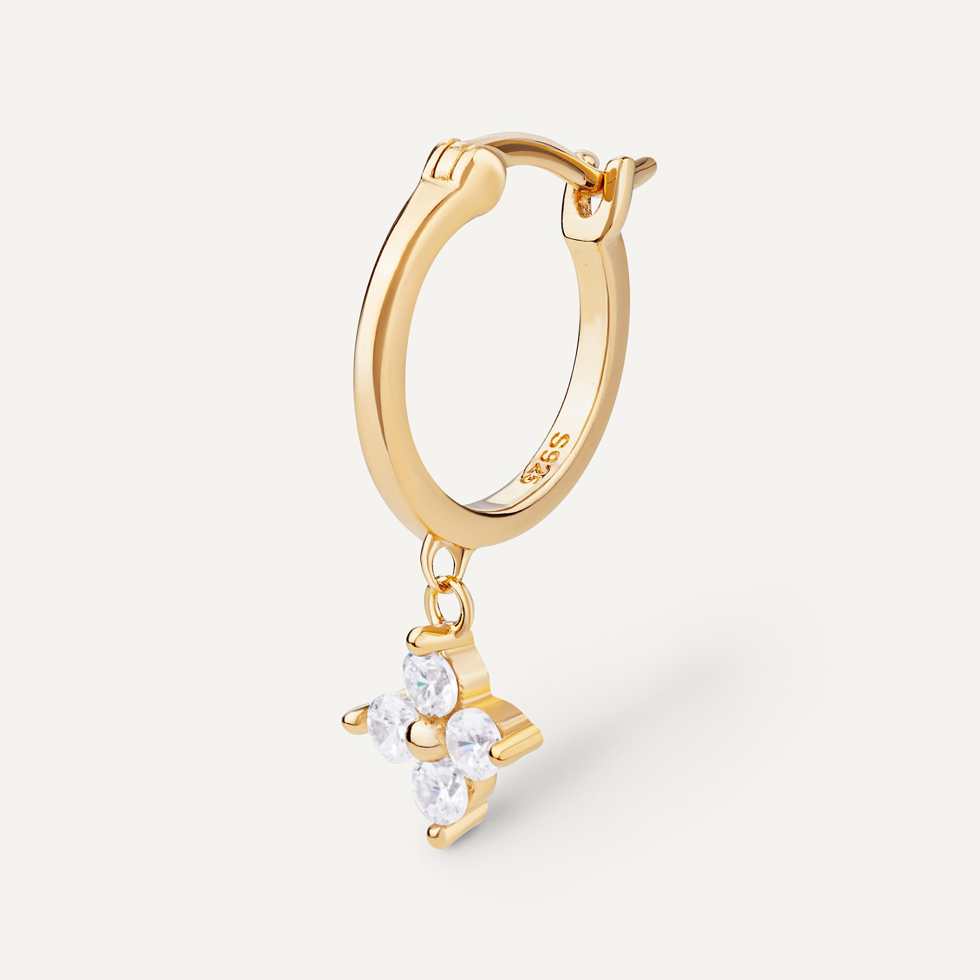 Des boucles d'orelles allant la fraîcheur et le raffnement Des boucles d'orelles allant la fraîcheur et le raffnement
